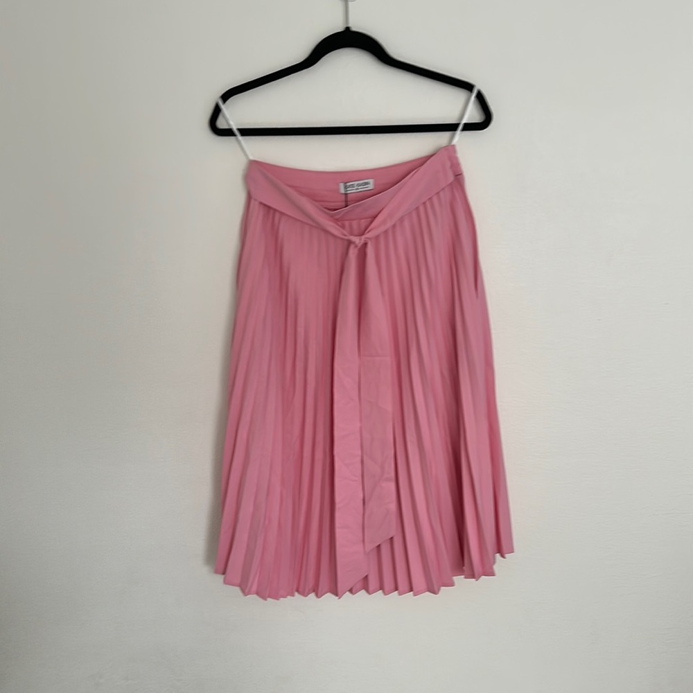 Pink pleated skirt